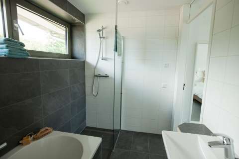 Aan Noordzee-vakantiehuis-villa veranda-badkamer-begane grond-bad-douche-toilet